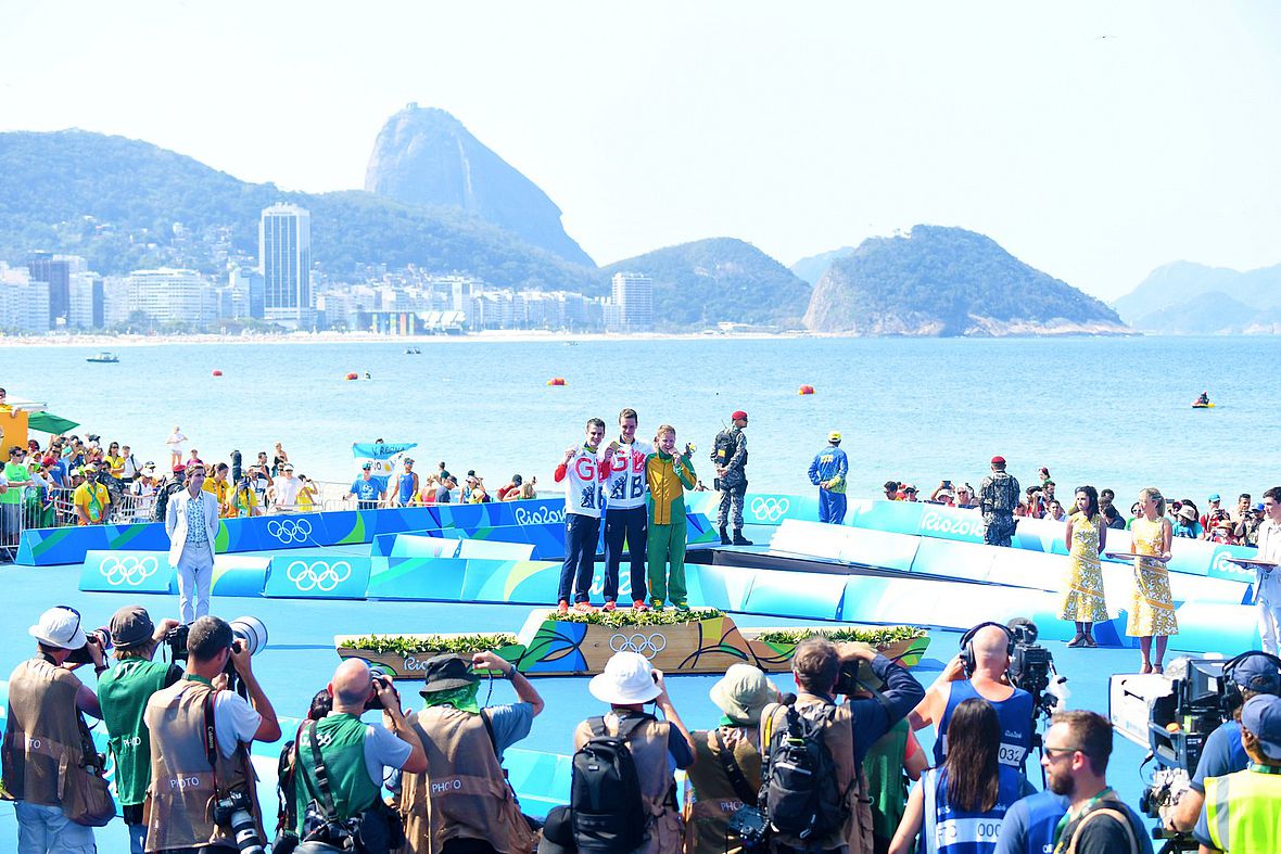 2016: Die Männersiegerehrung an der Copacabana mit Jonathan und Alistair Brownlee und Henri Schoeman (v.l.)