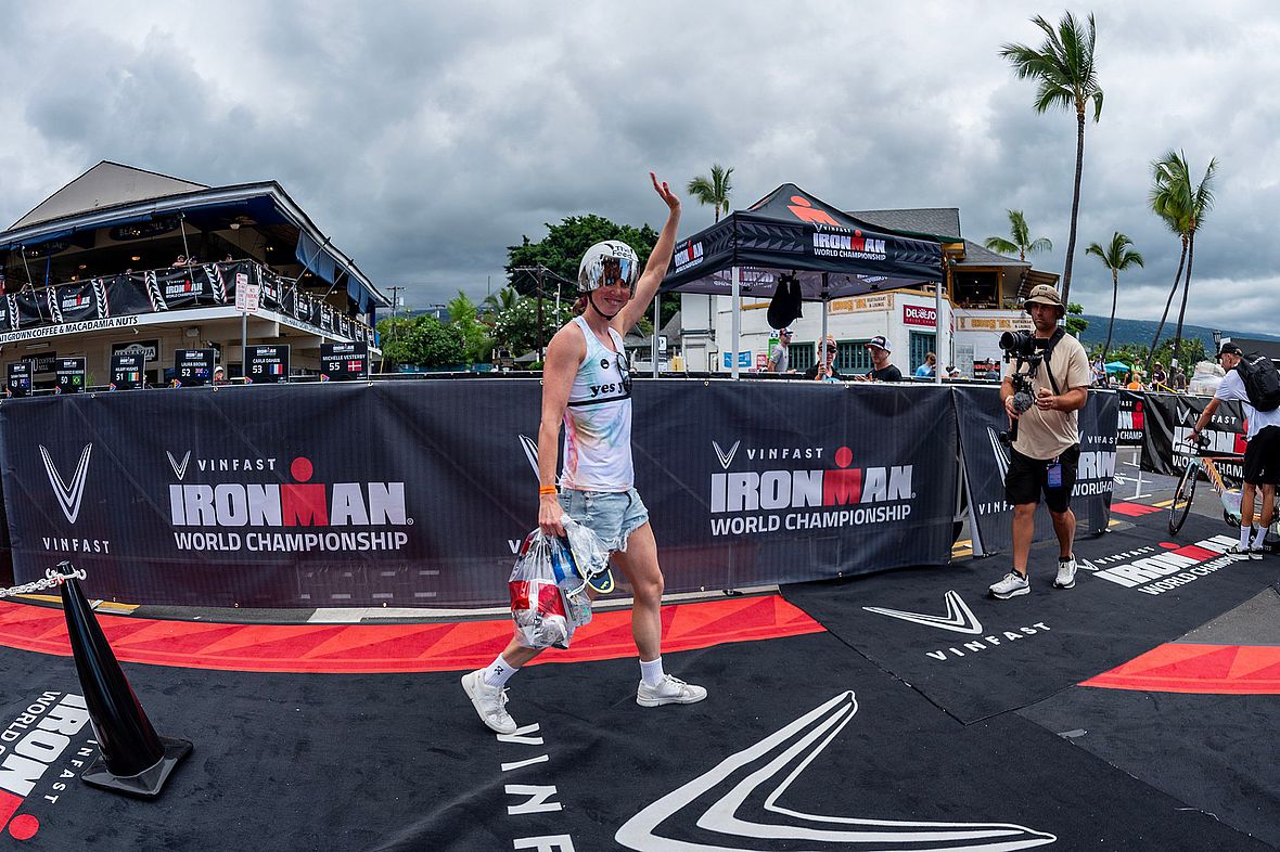 Ironman Hawaii 2023: CheckIn am Pier von Kailua-Kona: Chelsea Sodaro