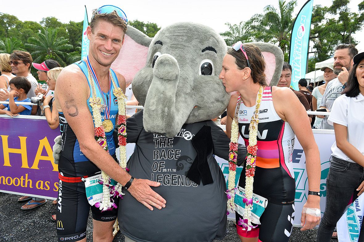 Das Triathlon-Paar Radka Vodickova und Brad Kahlefeldt mit dem Laguna Phuket Triathlon-Maskottchen