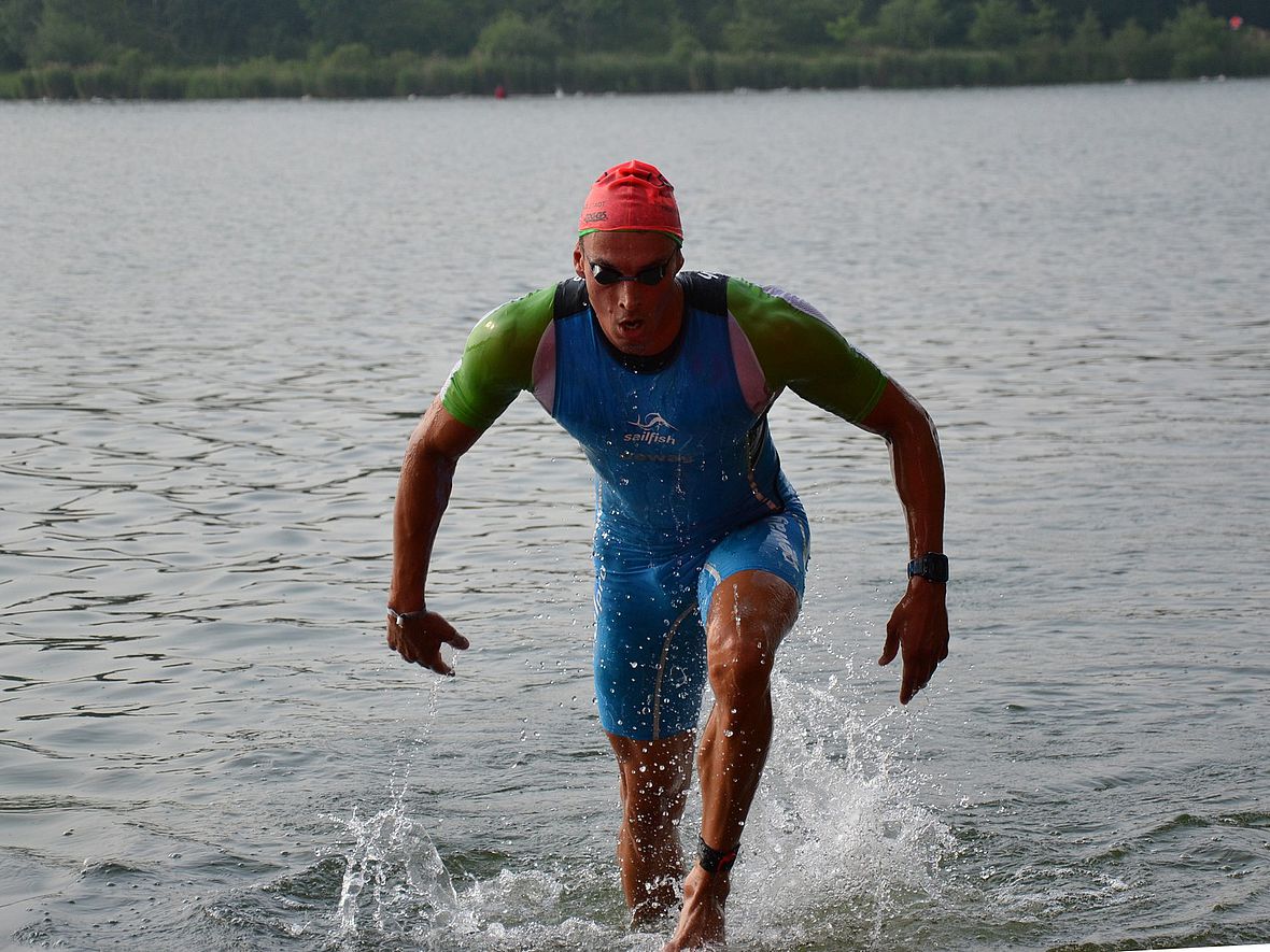 Lukasz Wojt taucht wie erwartet als erster Schwimmer nach 1,9 km wieder auf