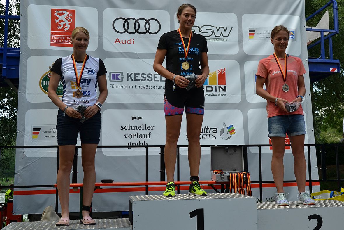 Die schnellen Frauen der AK 35: Julia Ertmer (Mitte) war in 4:19:07 Std. die schnellste Frau des Tages auf der Mitteldistanz. Rike Westermann (Rechts) folgte in 4:20:59. Links Inga Hintze (4:36:37)