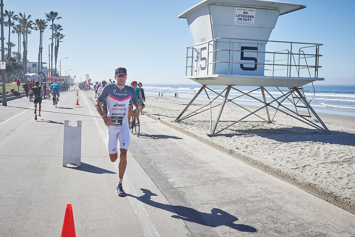 Jan Frodeno legt einen 1:10:30 Halbmarathon auf den kalifornischen Asphalt