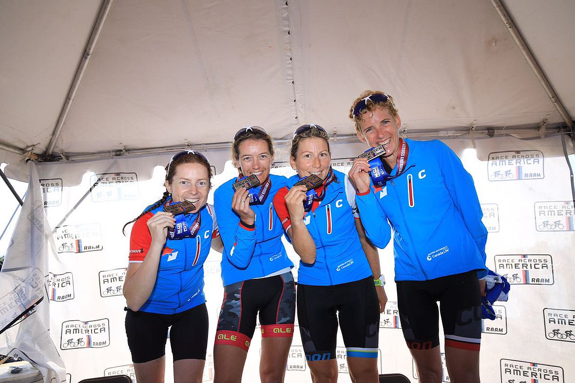 Das Team Quattra Bavariae mit den RAAM-Finisher-Medaillen: Christine Waitz, Monika Dietl, Steffi Steinberg und Nicole Bretting