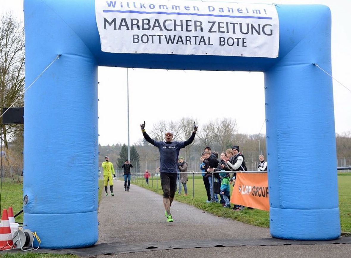Andi Böcherer feiert seinen Sieg beim Dirty Race 2018