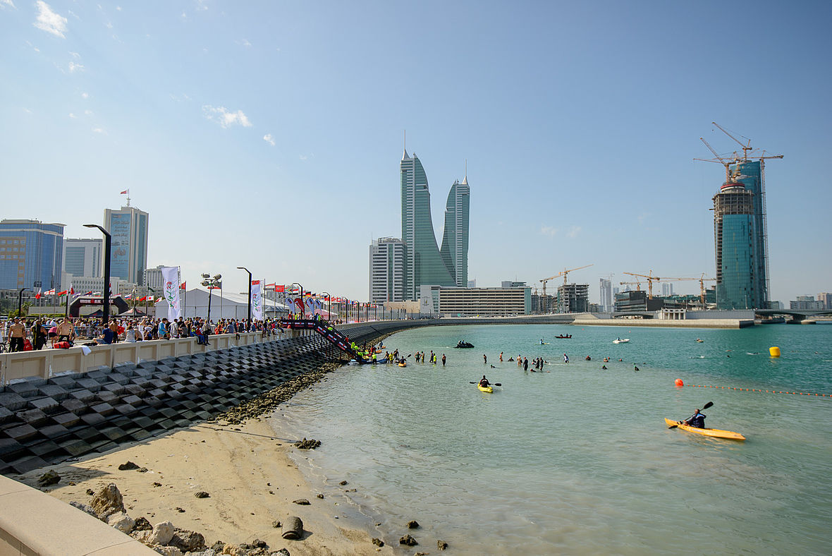 Der Tag vor dem Ironman 70.3 Bahrain beginnt mit einem Swim-Workout auf der Wettkampfstrecke