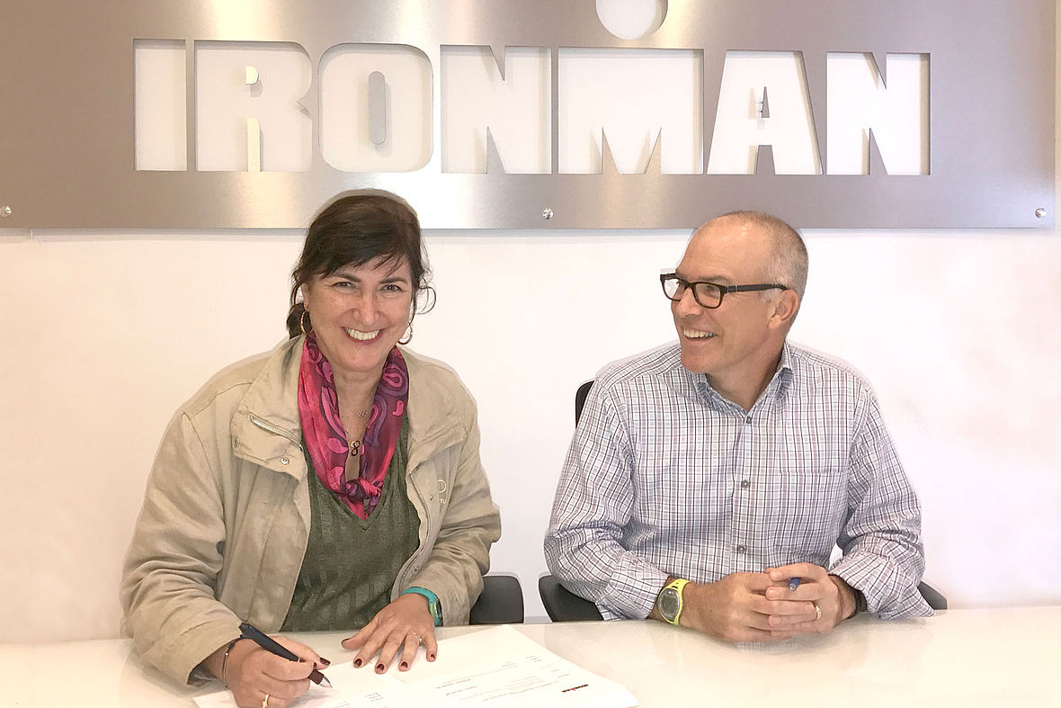 Marisol Casado (ITU Präsidentin) und Andrew Messick (Ironman CEO) bei der Vertragsunterzeichnung in Tampa.