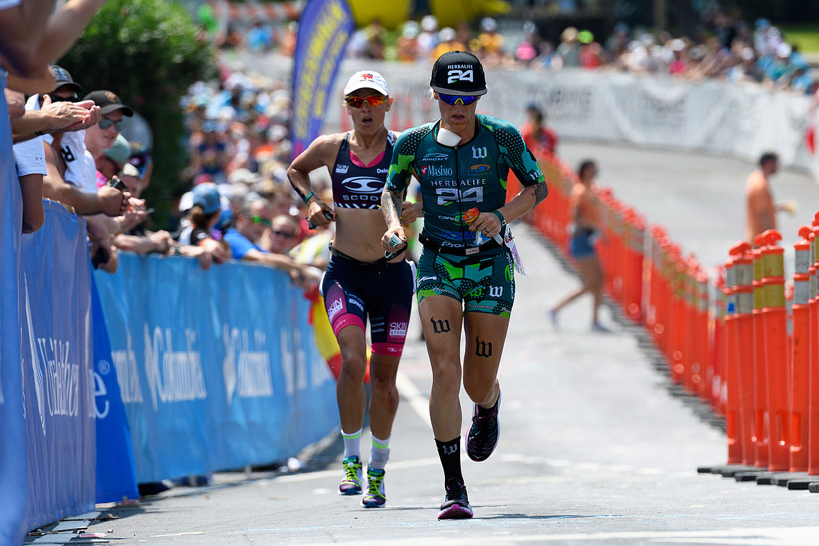 Vom Start des Marathons das Duell um Rang drei - Heather Jackson und Sarah Crowley