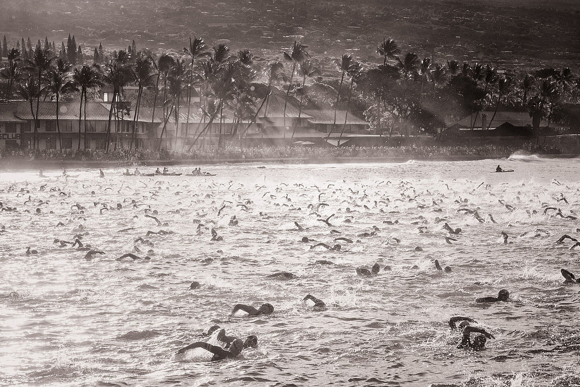 Bei der Premiere 1978 stürzten sich 15 wagemutige Männer am Waikiki Beach in den Pazifik, 40 Jahre später sind es fast 2.500 Teilnehmer aus der ganzen Welt