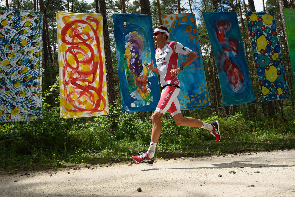 Auftakt in den Marathon: Mit fliegenden Schritten geht es für Jan Frodeno in Richtung Kanallände