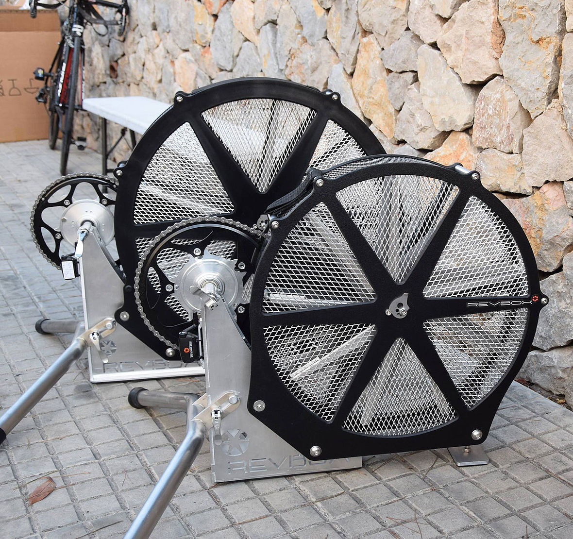 Windmaschine: Beim Revbox Indoor-Radtrainer wird der Widerstand nur durch Windwiderstand erzeugt
