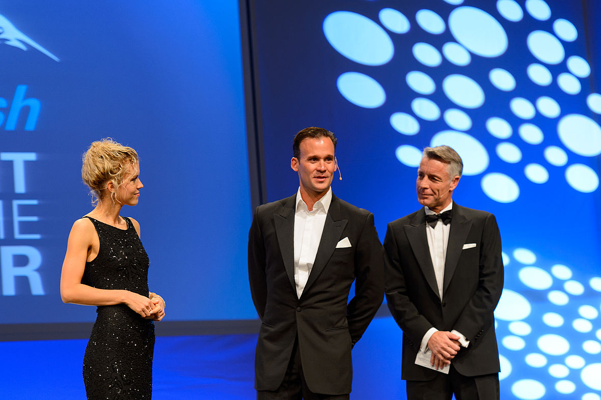 Gastgeber Jan Sibbersen begrüsst mit den Moderatoren Annika Zimmermann und Andreas Richter die 800 Gäste