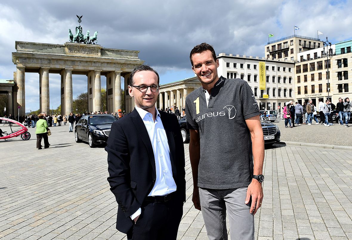 Jan Frodeno mit Bundesjustizminister Heiko Maas am Brandenburger Tor