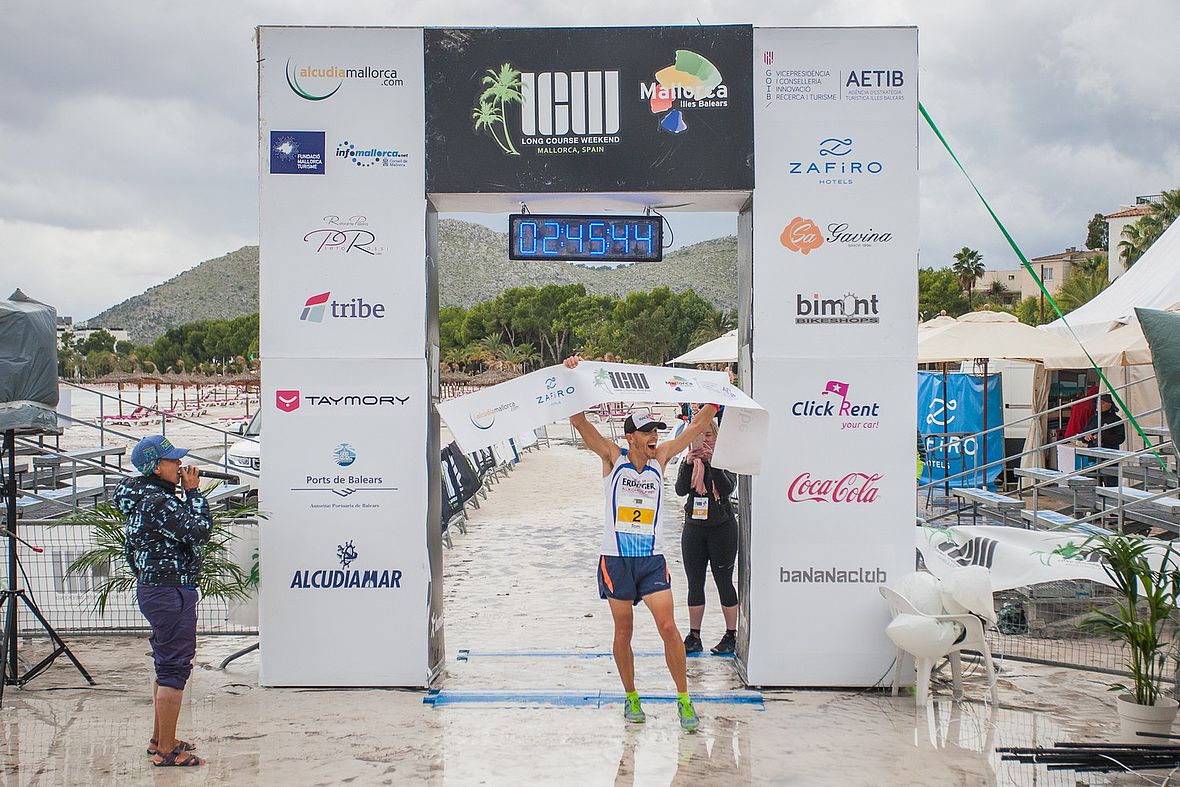 Tom Vickery läuft einen 2:45er Marathon und feiert sein 2. LCW Mallorca-Triumph