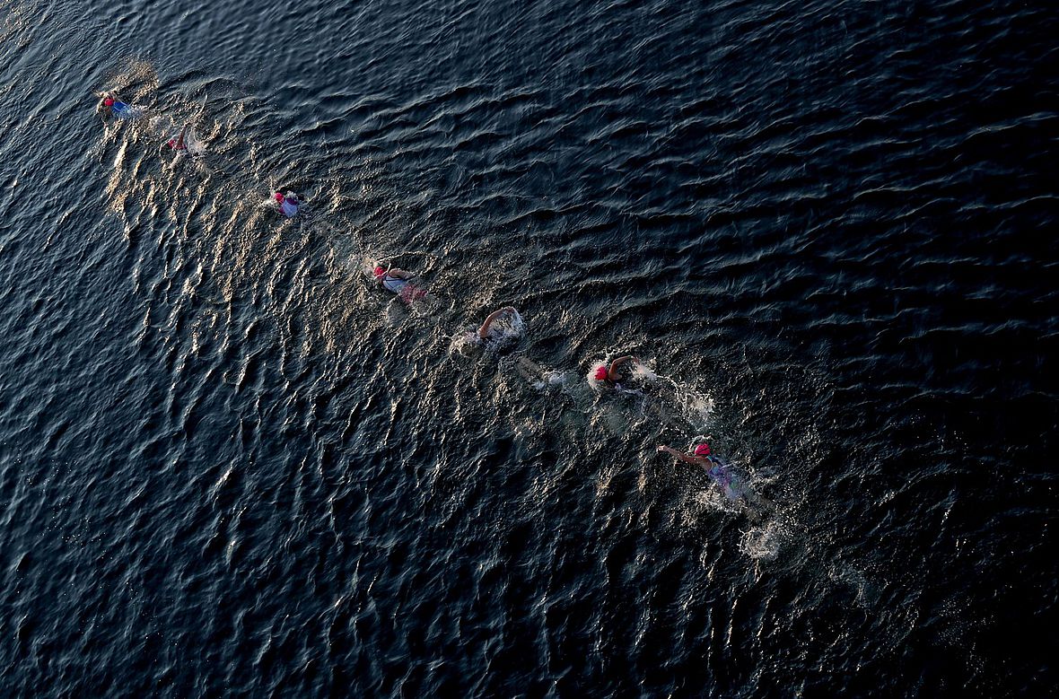 An der Perlenschnur aufgereiht: Die Schwimmerinnen im Tennessee River