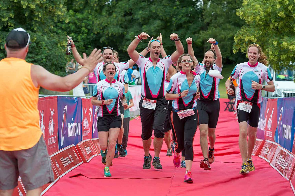 Gemeinsam im Ziel: Dieses Erlebnis gibt es beim 10 Freunde Team Triathlon in Nürnberg