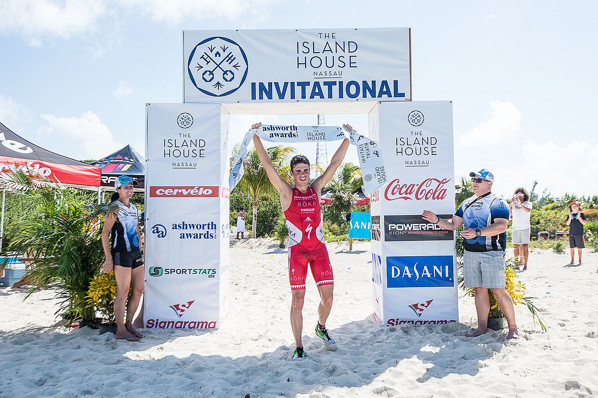 Javier Gomez gewinnt auch die 2. Etappe des Island House Triathlon