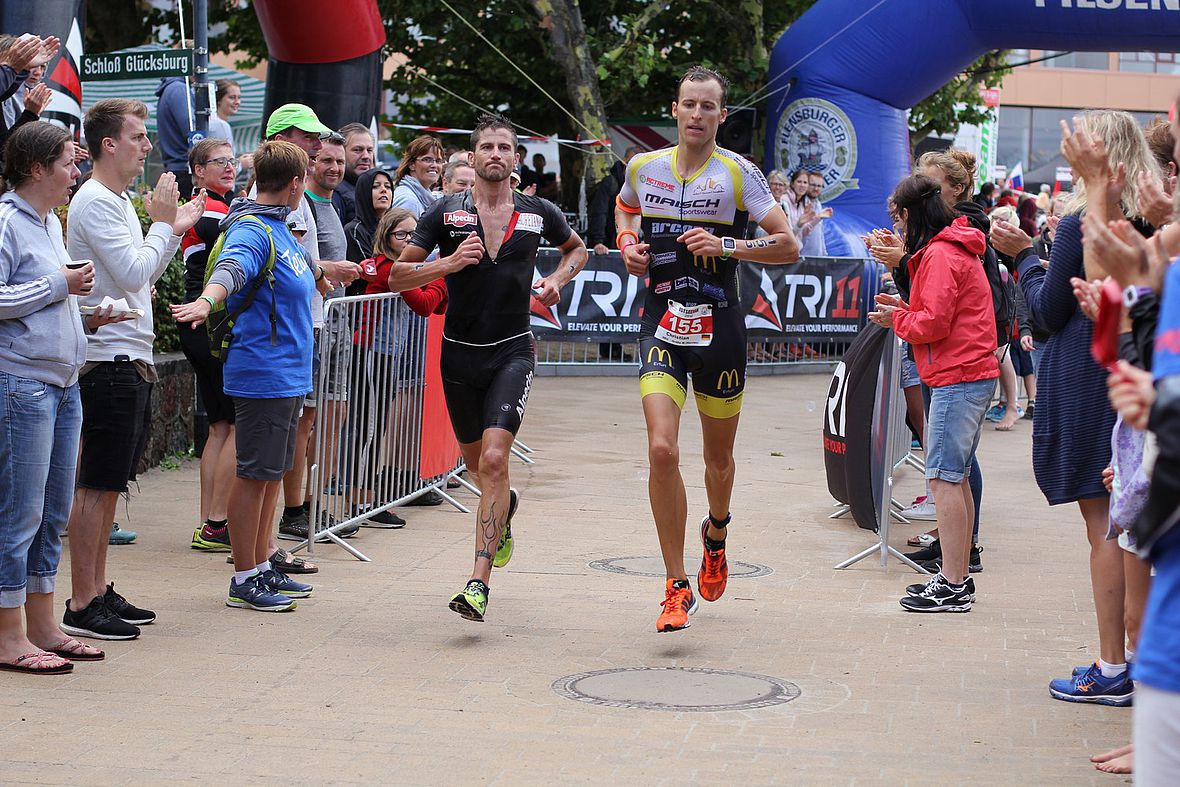 Die Entscheidung: Christian Altstadt (rechts) lässt den Titelverteidiger Till Schramm im Marathon einfach stehen