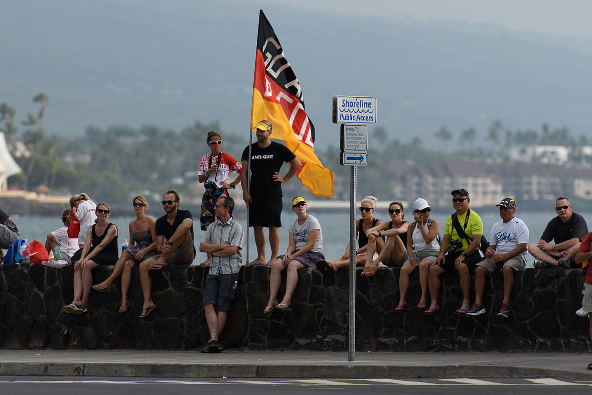 Warten auf die Nationenparade. Um 17:00 Uhr geht´s hinter dem King Kamehameha Hotel los. Am Pier haben die Fans bereits die besten Plätze belegt
