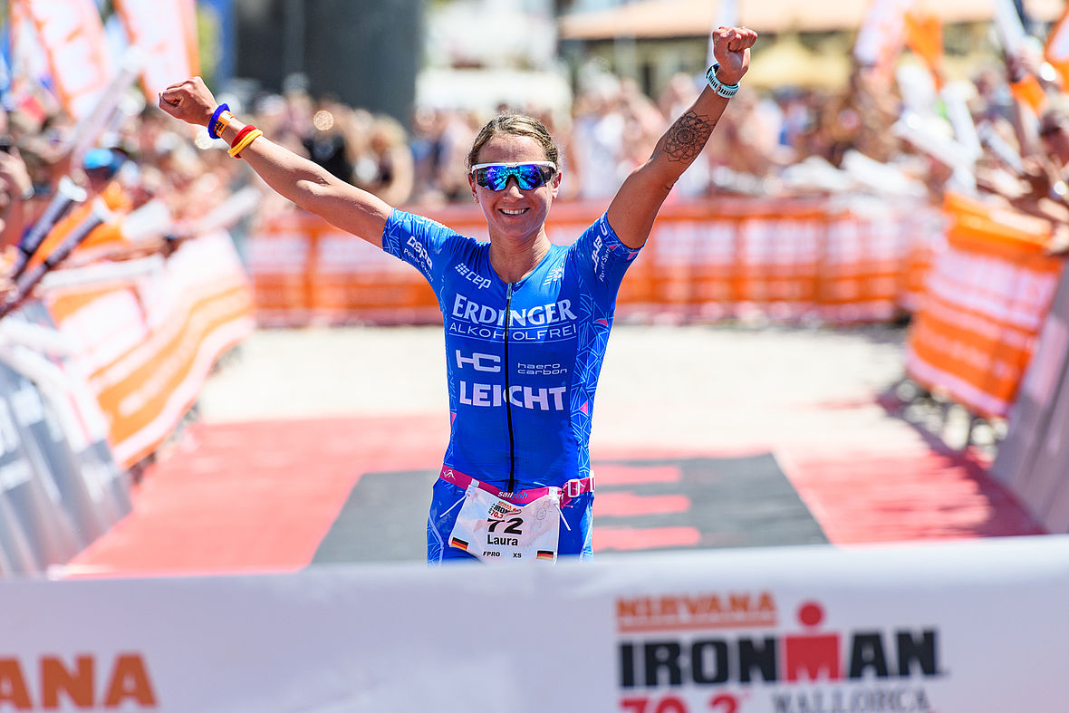 Laura Philipp feiert ihre Titelverteidigung beim Ironman 70.3 Mallorca 2017