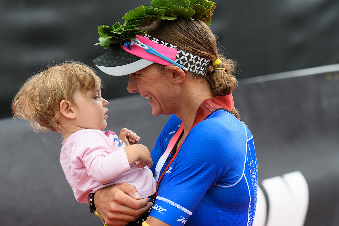 Eva Wutti feiert ihren Sieg mit Töchterchen Kiana