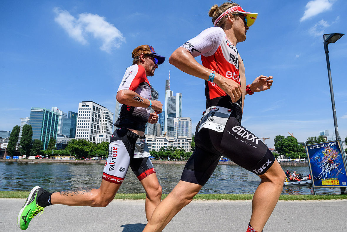 Patrick Nilsson (vorne) läuft mit 2:40:58 Stunden eine neue Marathon-Streckenbestzeit in Frankfurt. Im Hintergrund Ivan Tutukin