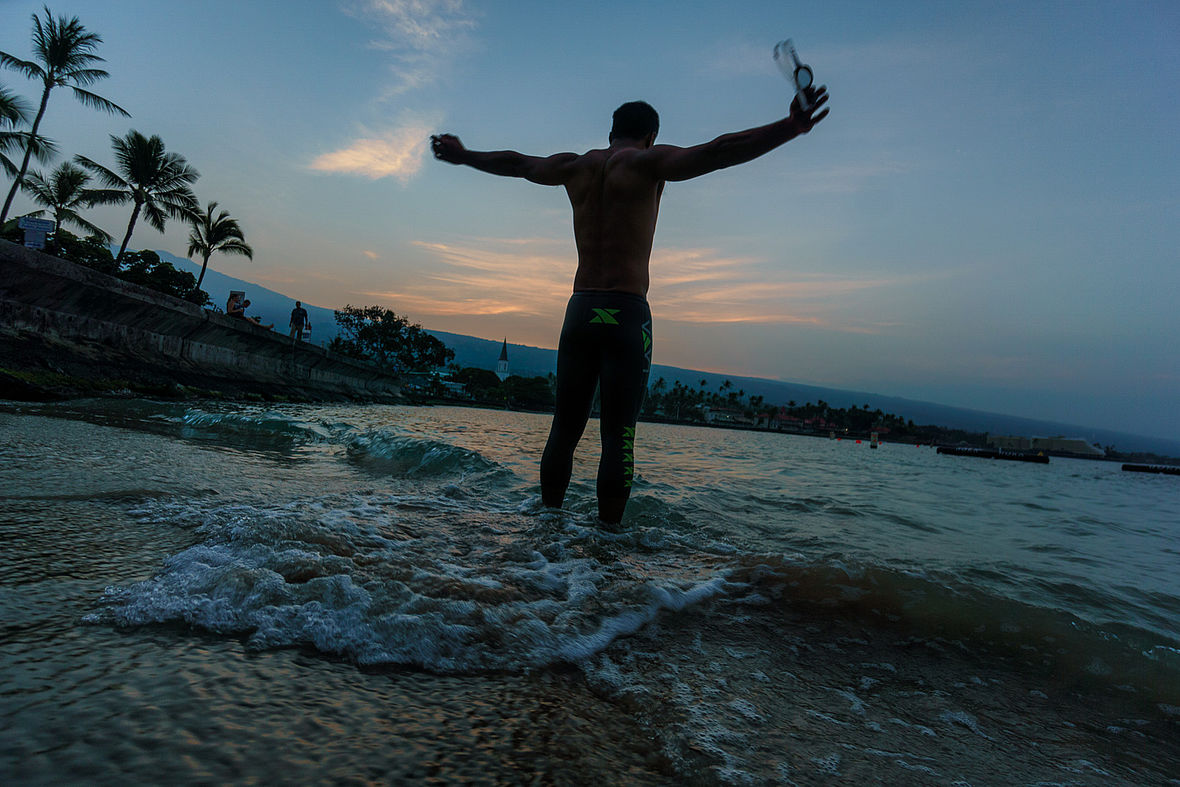 Kailua-Kona kurz vor Sonnenaufgang - ein einsamer Schwimmer wärmt sich auf