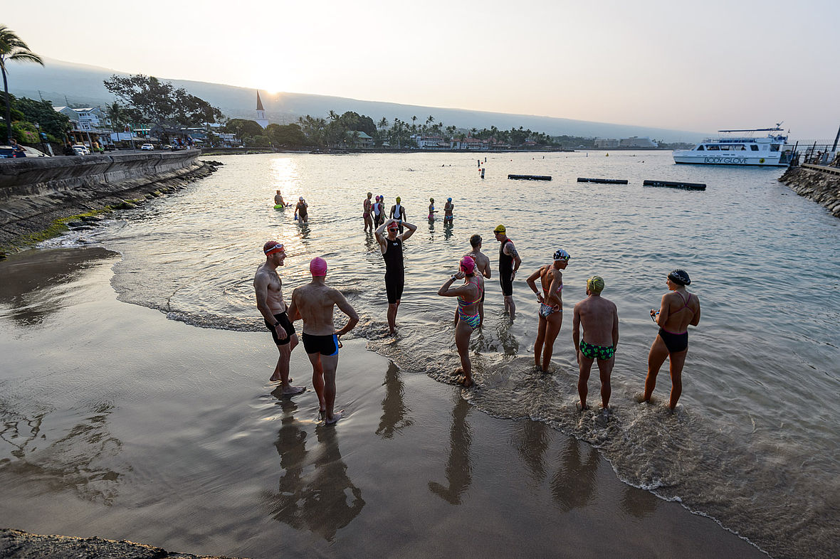 Die ersten Triathleten bereiten sich auf ihren Morning Swim vor