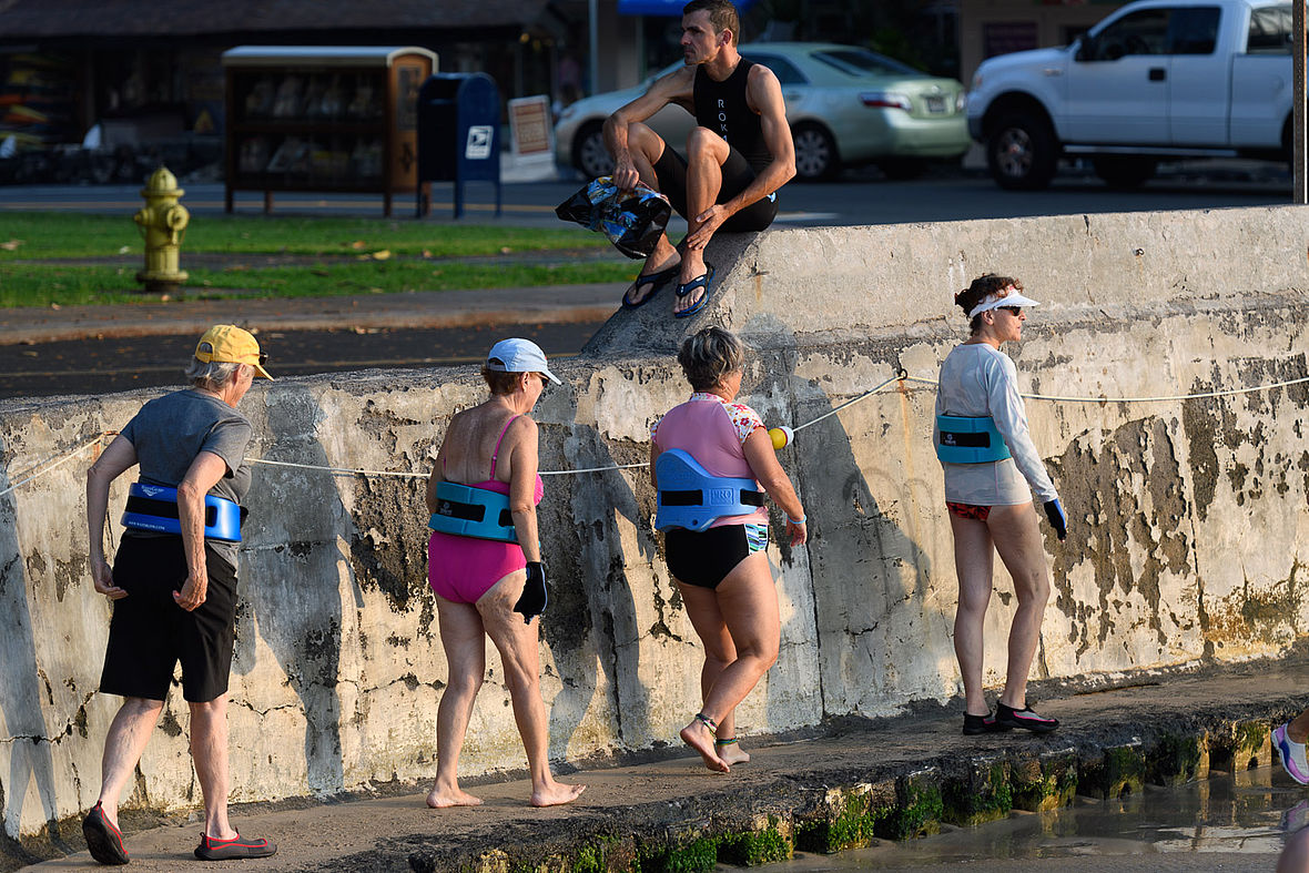 Jetzt kommen die Locals: Aqua-Jogging macht man in Kailua-Kona im Ozean