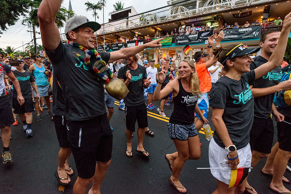 Reiseveranstalter Hannes Hawaii Tours aus dem Allgäu lässt grüßen - in Form von Kuhschellen-Gebimmel auf dem Alii Drive