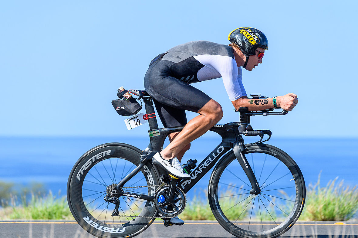 Cameron Wurf verbessere Normann Stadlers Radrekord aus dem Jahr 2016 (4:18:23) um über fünf Minuten auf 4:12:54 Stunden