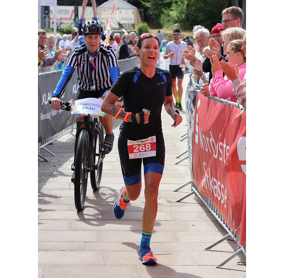 Jenny Schulz lief rund um das Wasserschloss einen 3:03-Stunden-Marathon und damit zum neuen Streckenrekord in 9:12:17 Stunden