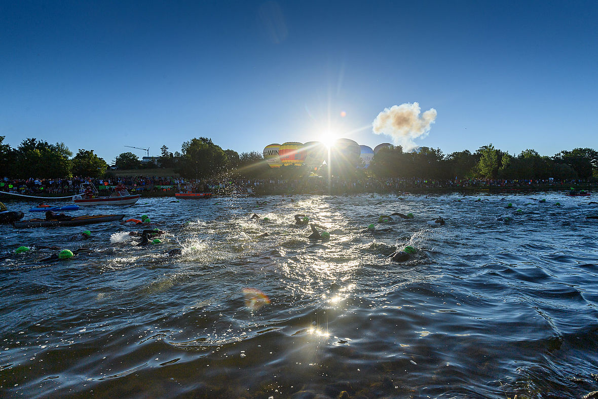 Strahlender Sonnenschein und tausende Zuschauer an der Schwimmstrecke des DATEV Challenge Roth 2018