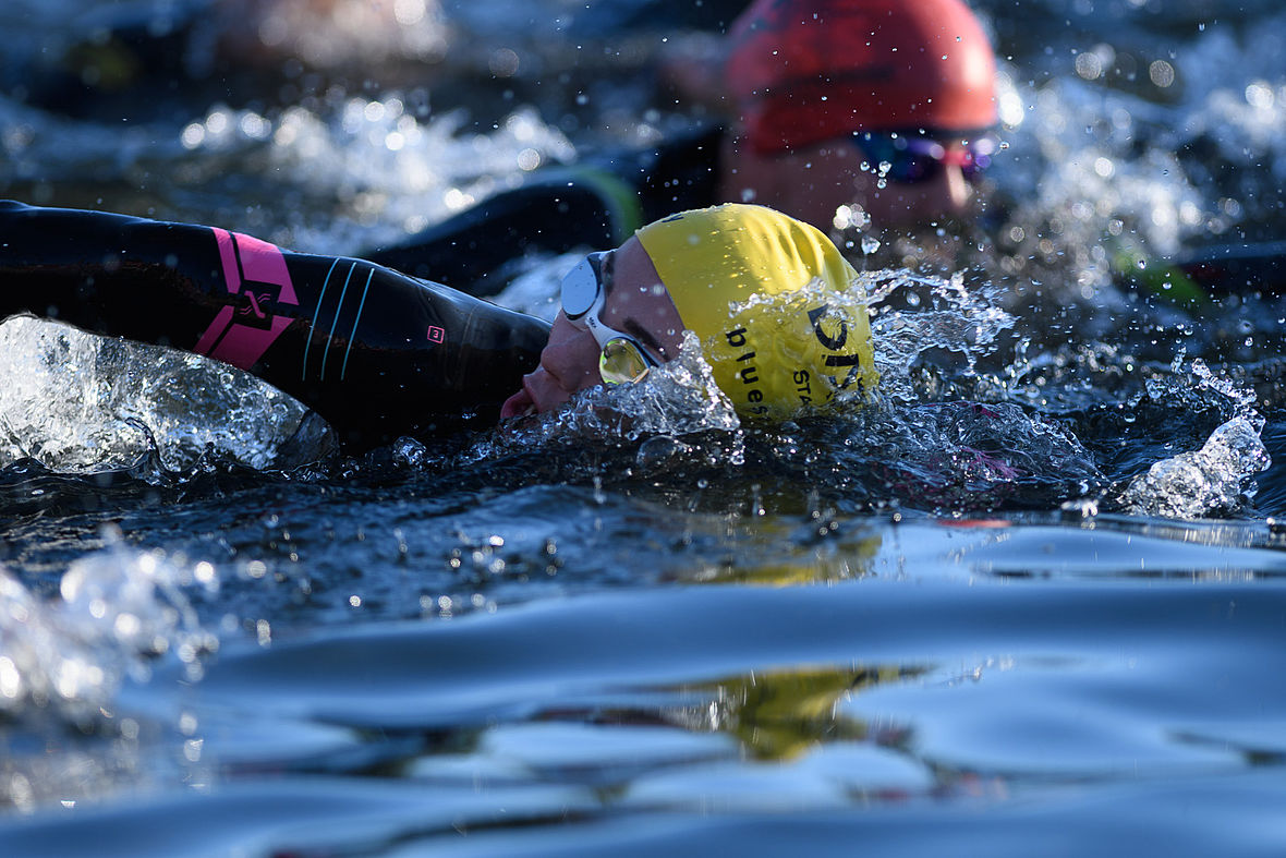 Lucy Charles vom Startschuss weg zum neuen Rekord auf der Schwimmstrecke (46:48 min.)