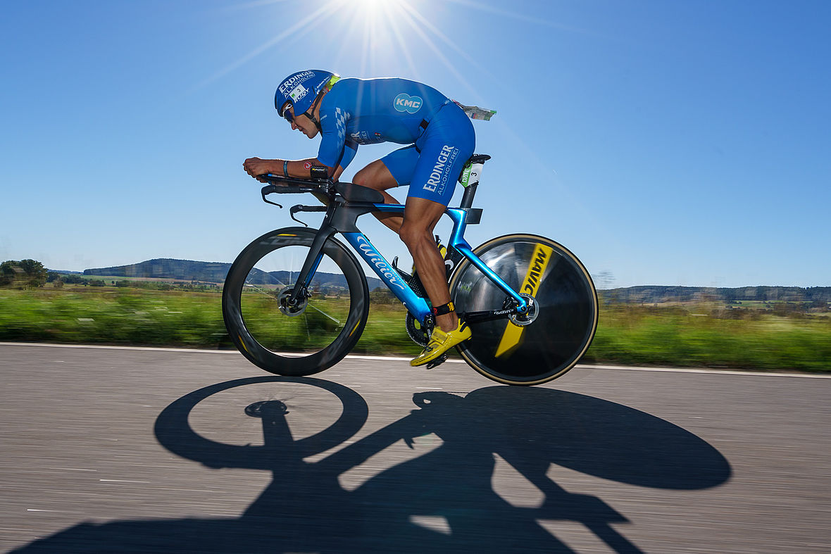 Der blaue Erdinger Team-Anzug als Tarnanzug bei bestem Triathlonwetter