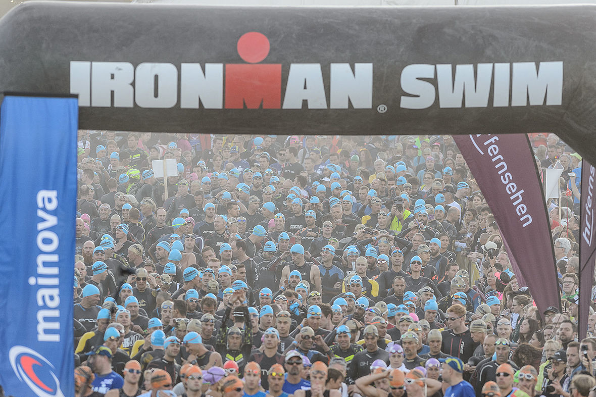 Massenauflauf Ironman - 3.000 Agegrouper warten auf ihren "Rolling Start"