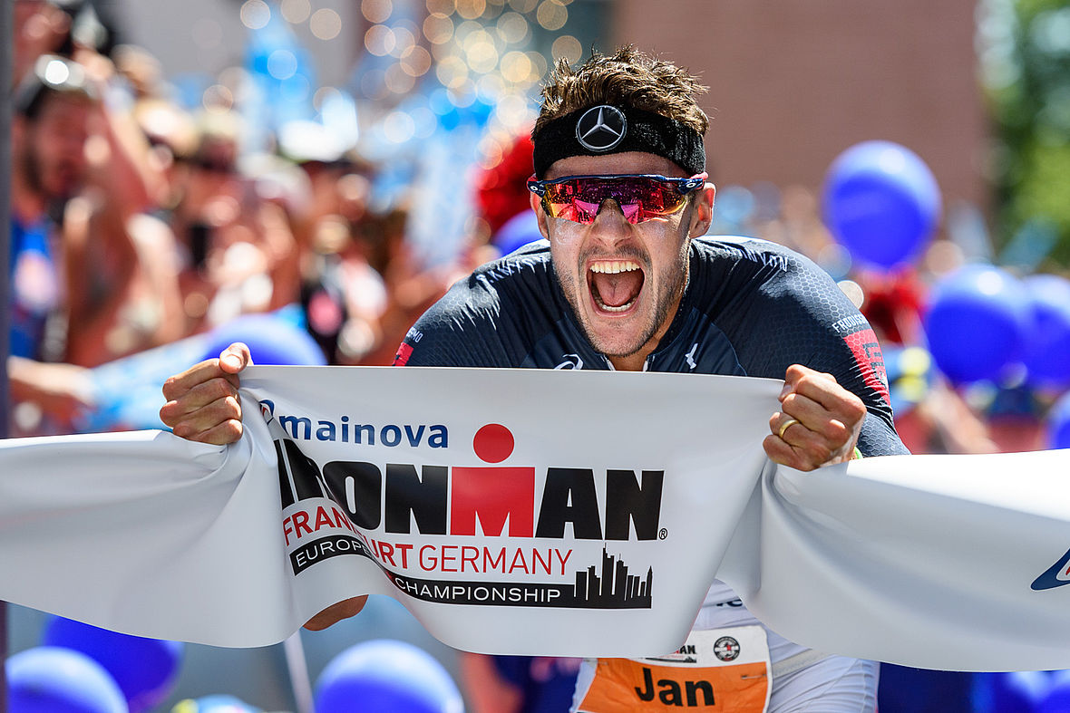 Jan Frodeno in seiner typischen Siegerpose - Sieg bei der Ironman EM in Frankfurt in 8:00:58 Stunden