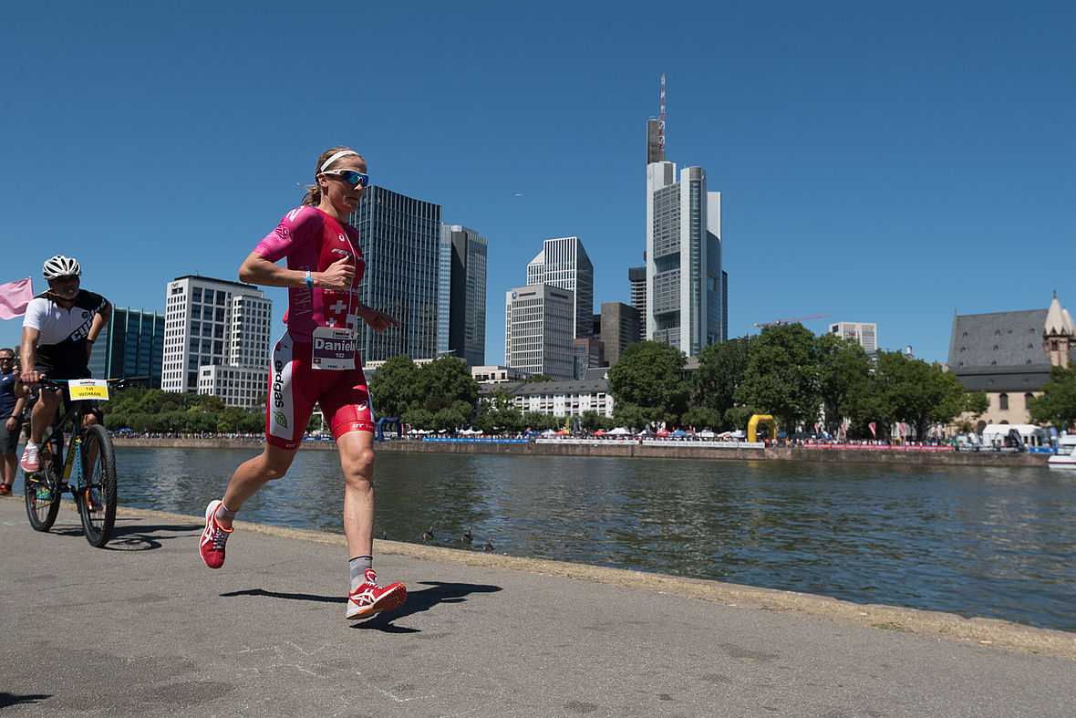 Daniela Ryf kann da fast schon entspannt in die 42,2 km gehen. "Bei dem Publikum kannst du aber gar nicht langsam machen, " erzählte die Schweizerin nach dem Rennen