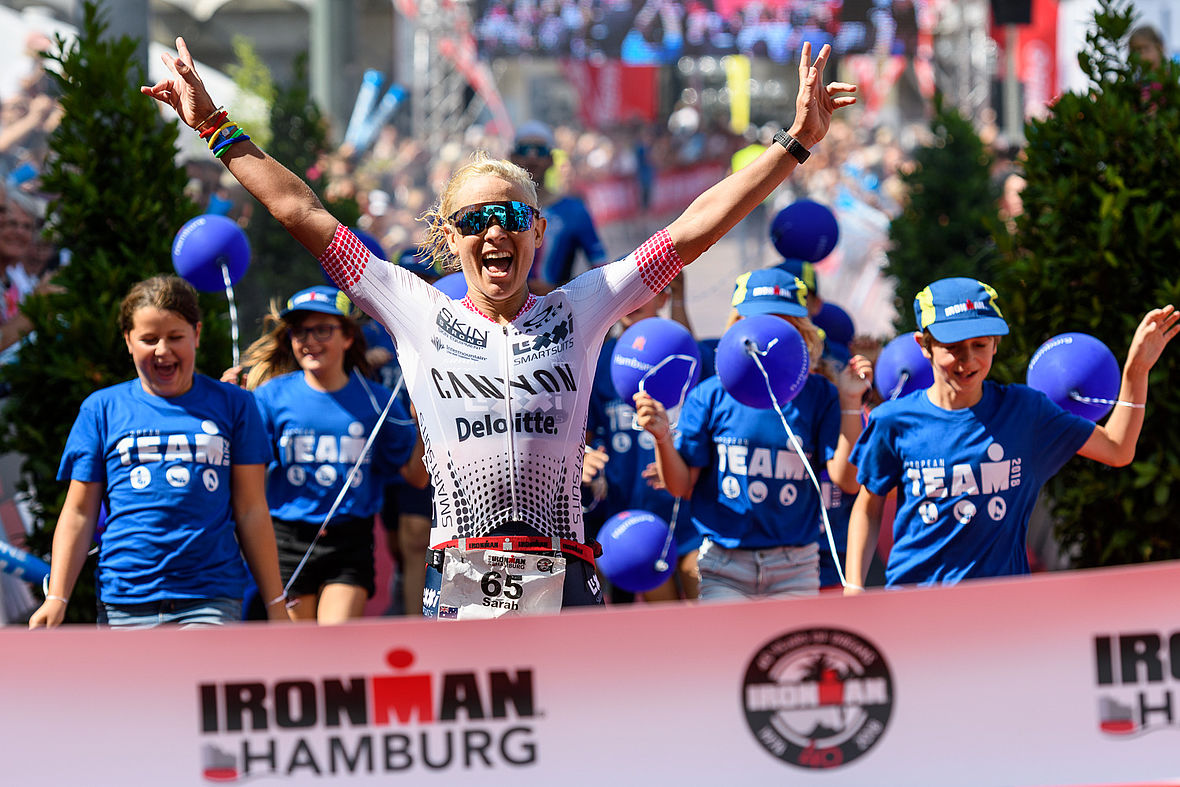 Alle Hitzequalen sind vergessen: Sarah Crowley feiert ihren Ironman Hamburg-Sieg