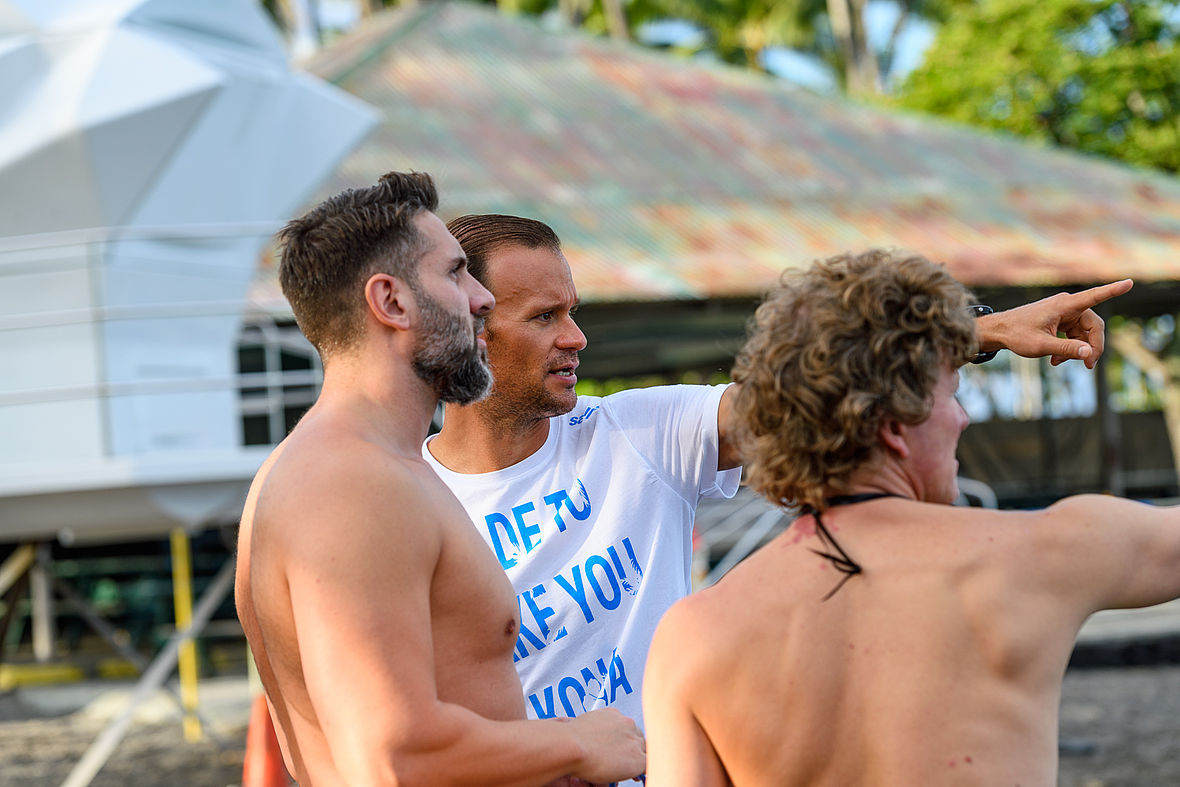 "Da geht´s lang: Jan Sibbersen bespricht mit seinen Trainingspartnern (links Sibbersens Schwimmtrainer Vito Consalvo) den Schwimmkurs"