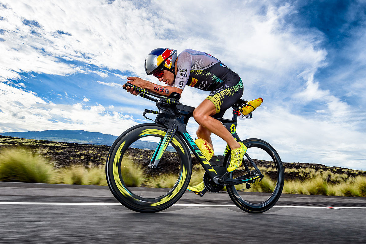 Sebastian Kienle: Nach Schaltungsproblemen und einem Hinterraddefekt mit Fremdmaterial unterwegs. Der Ironman Hawaii-Sieger von 2014 kam auf dem Rad nicht richtig in Schwung