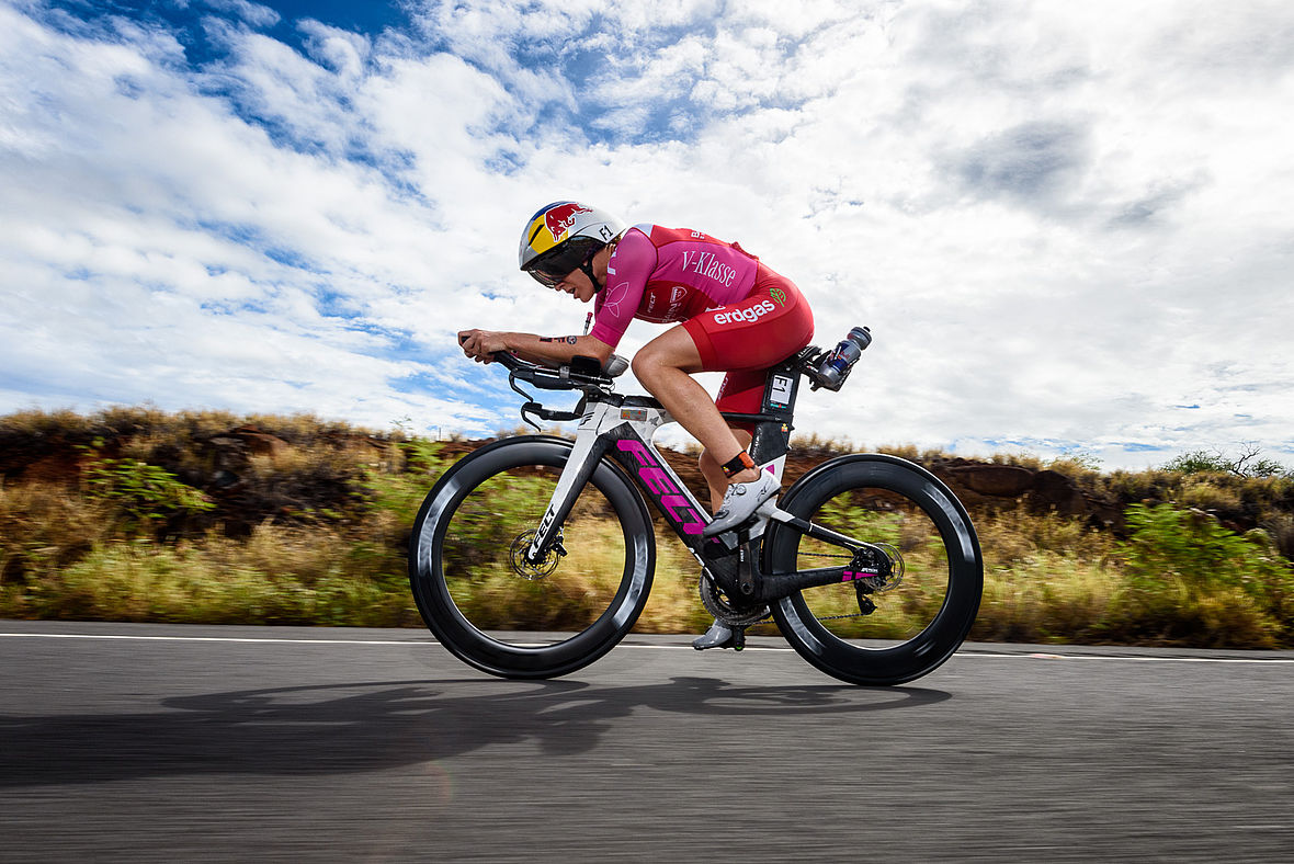 In 4:26:07 Stunden absolvierte Daniela Ryf den Ironman Hawaii-Radkurs und unterbot damit die alte Rekordmarke ihrer Landsfrau Karin Thürig (2011: 4:44:19) um über 18 Minuten.