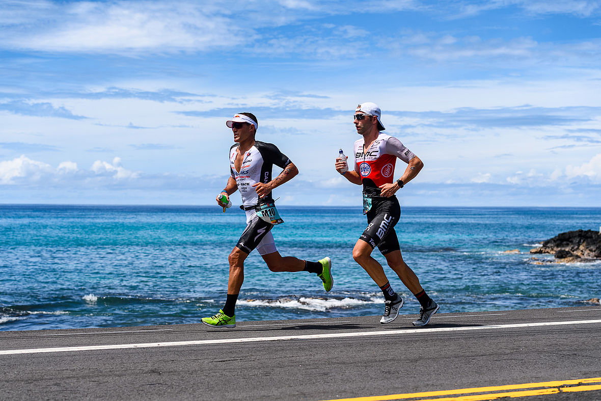 Der Neuseeländer Braden Currie und Bart Aernouts versuchen anfangs im Marathon Patrick Lange unter Druck zu setzen