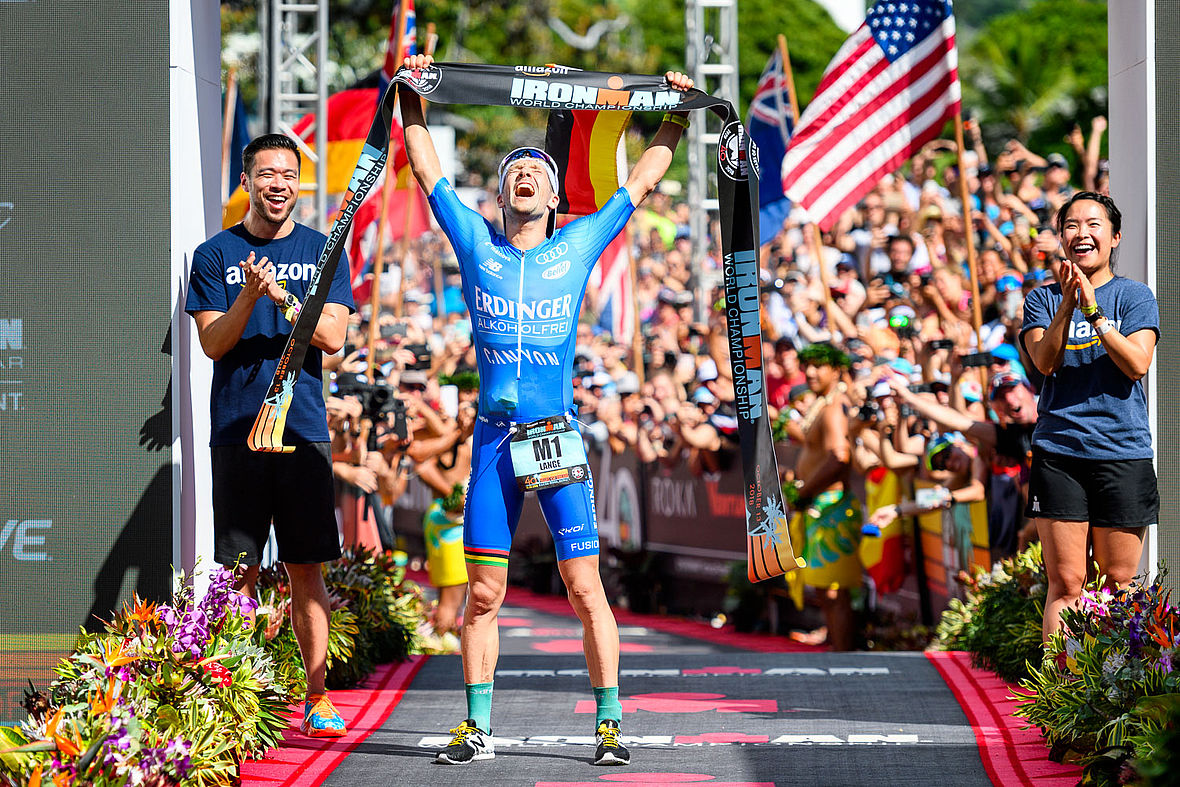 Ein Moment Triathlon-Geschichte: Patrick Lange gewinnt zum zweiten Mal den Ironman Hawaii und bricht dabei in 7:52:39 Std. die 8-Stunden-Schallmauer in Kona
