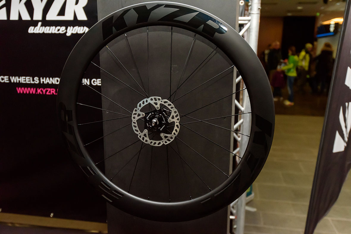 Die Berliner Laufrad-Manufaktur KYZR ist seit Anfang 2017 auf dem Markt - der KYZR 6.0 Disc Laufradsatz liegt bei 1.650 g und soll für 949,00 EUR über die Ladentheke gehen