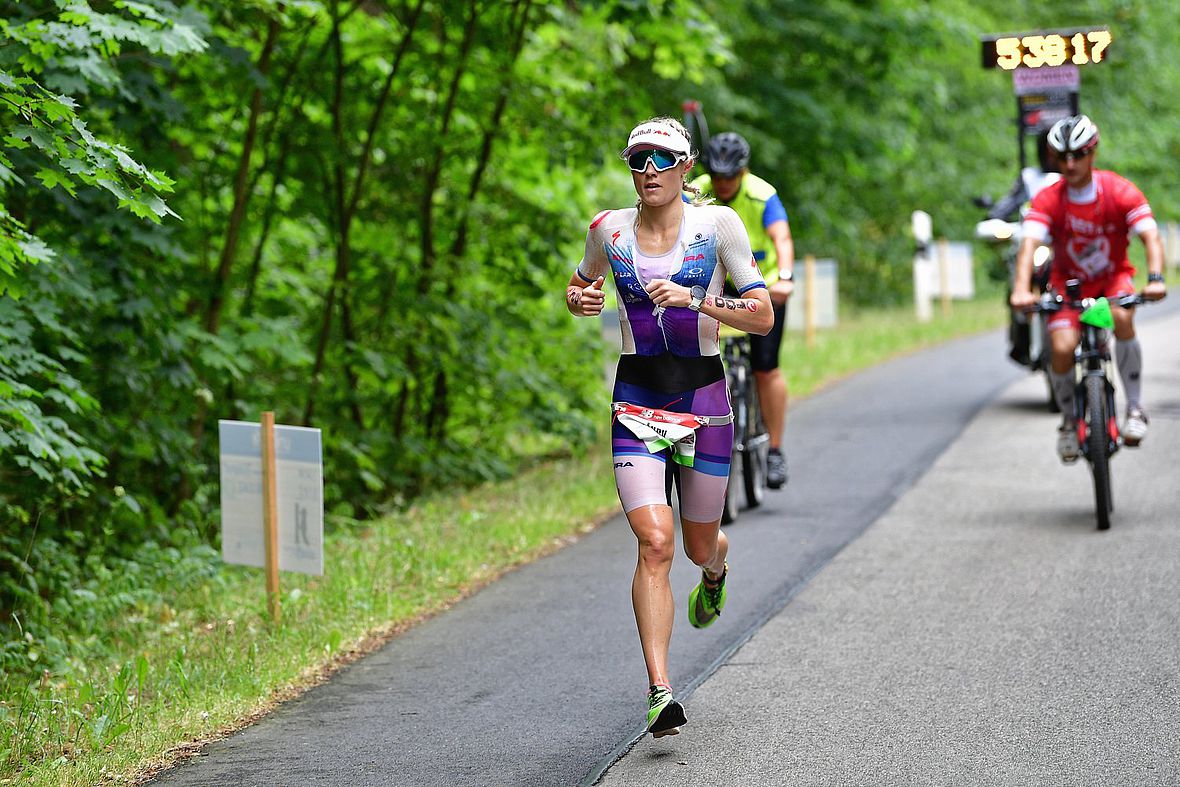Lucy Charles-Barclay läuft einen sauberen und ausgeglichenen Marathon