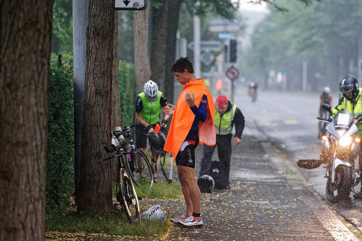 Das wars: Mitfavorit Ruedi Wild ist wegen eines Raddefekt schon auf den ersten Kilometern aus dem Rennen