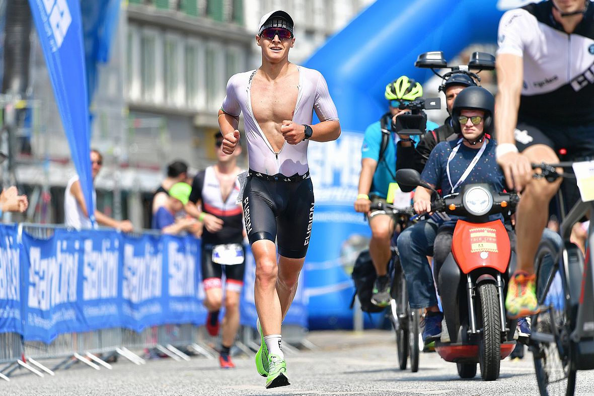 So einfach kann Ironman sein. Kristian Hogenhaug hat trotz Höchstanstrengung noch ein Lächeln auf den Lippen