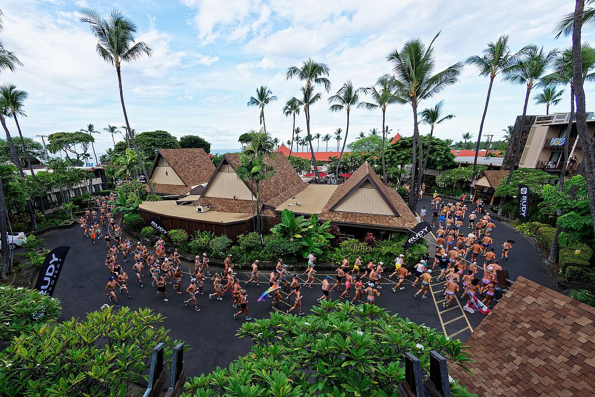 Immer mehr Underpants Run Teilnehmer wenden um die Lobby des Kona Bay Hotels