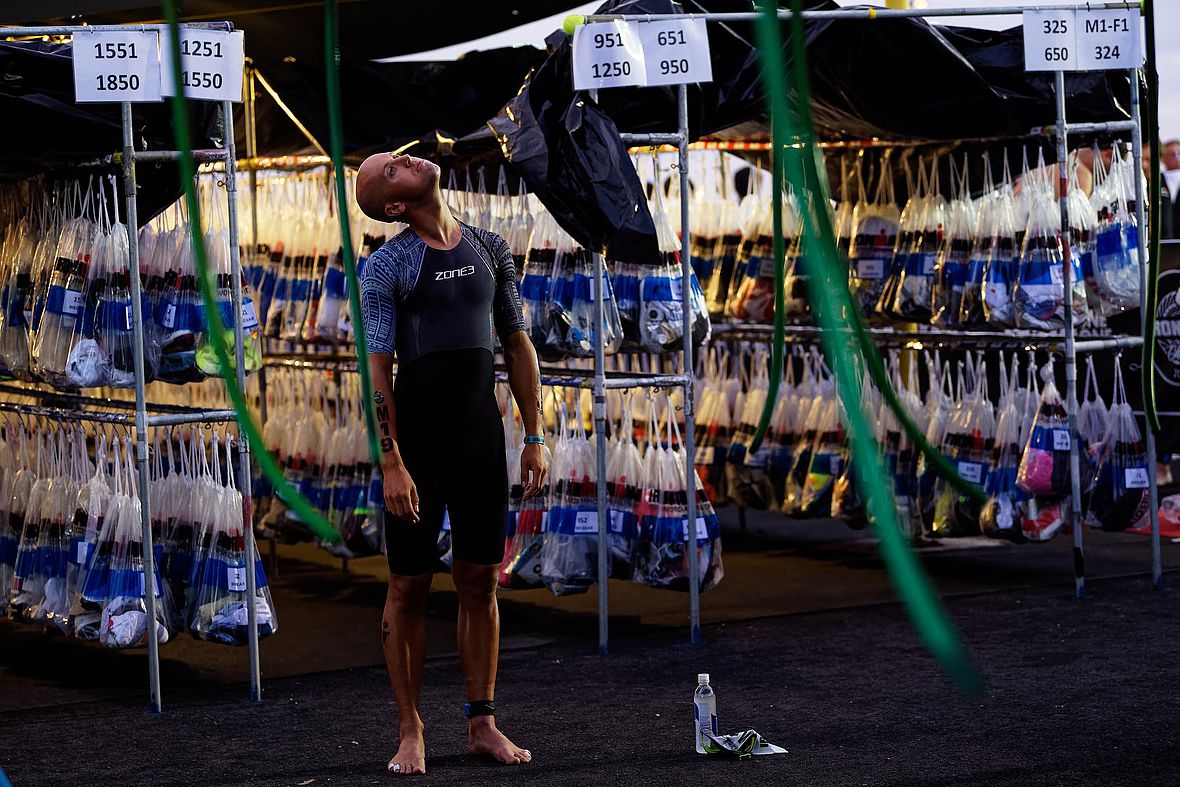 Ein letzter ruhiger Moment. Andi Böcherer vor dem Rennen. Leider ist der Ironman Hawaii 2019 schon gleich nach dem Schwimmen für den Freiburger gelaufen.