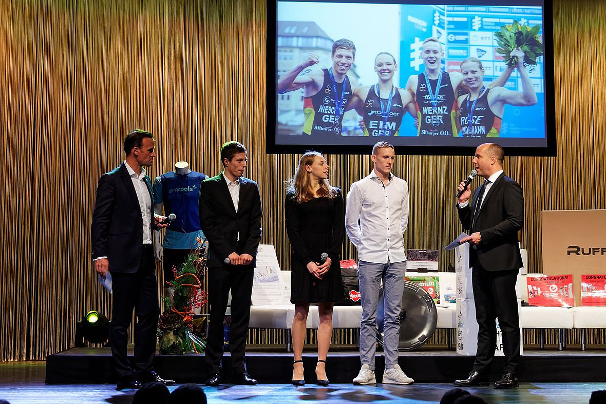 Die Silbermedaillen-Gewinner der ITU Team Mixed Relay WM 2019 in Hamburg: Justus Nieschlag, Nina Eim und Valentin Wernz (Laura Lindemann fehlte leider krankheitsbedingt)
